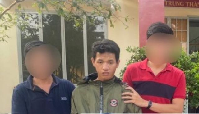 Nguyễn Văn Mến (giữa) bị công an bắt giữ khi đang trốn tại huyện Củ Chi (TPHCM)