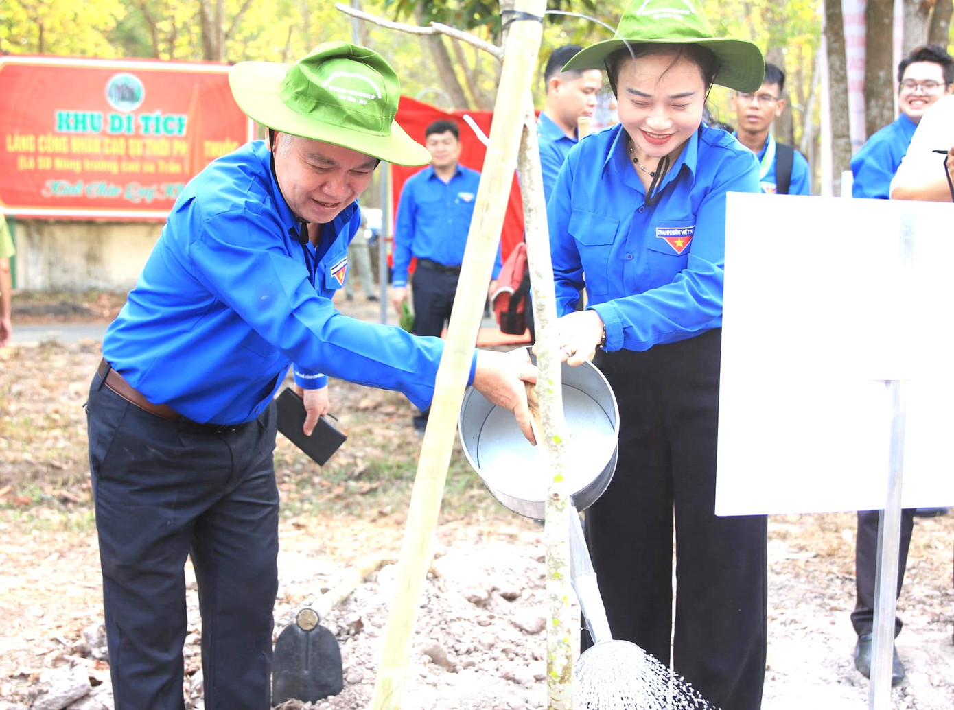 Bí thư Tỉnh ủy Bình Dương Nguyễn Văn Lợi (trái) trồng cây lưu niệm.