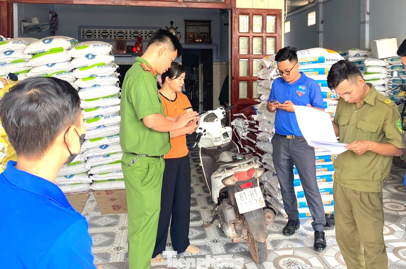 Theo kế hoạch, 100% các xã, phường, thị trấn và 80% các xã bố trí địa điểm hướng dẫn, hỗ trợ người dân thực hiện dịch vụ công trực tuyến; bảo đảm 100% các nhà trọ, nhà nghỉ, khách sạn, cơ sở cho thuê lưu trú khác… thực hiện thông báo lưu trú qua một trong 3 tiện ích (dịch vụ công trực tuyến, phần mềm thông báo lưu trú ASM, ứng dụng VNeID trên thiết bị di động). Theo kế hoạch, 100% các xã, phường, thị trấn và 80% các xã bố trí địa điểm hướng dẫn, hỗ trợ người dân thực hiện dịch vụ công trực tuyến; bảo đảm 100% các nhà trọ, nhà nghỉ, khách sạn, cơ sở cho thuê lưu trú khác… thực hiện thông báo lưu trú qua một trong 3 tiện ích (dịch vụ công trực tuyến, phần mềm thông báo lưu trú ASM, ứng dụng VNeID trên thiết bị di động).