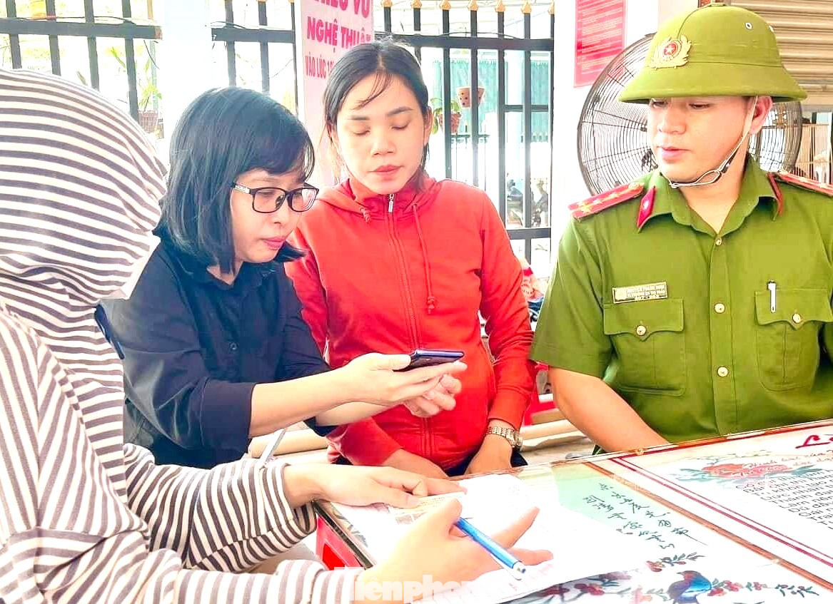 Tuổi trẻ Bình Dương đến tận nhà hướng dẫn người dân cài đặt tài khoản định danh điện tử. Tuổi trẻ Bình Dương đến tận nhà hướng dẫn người dân cài đặt tài khoản định danh điện tử.