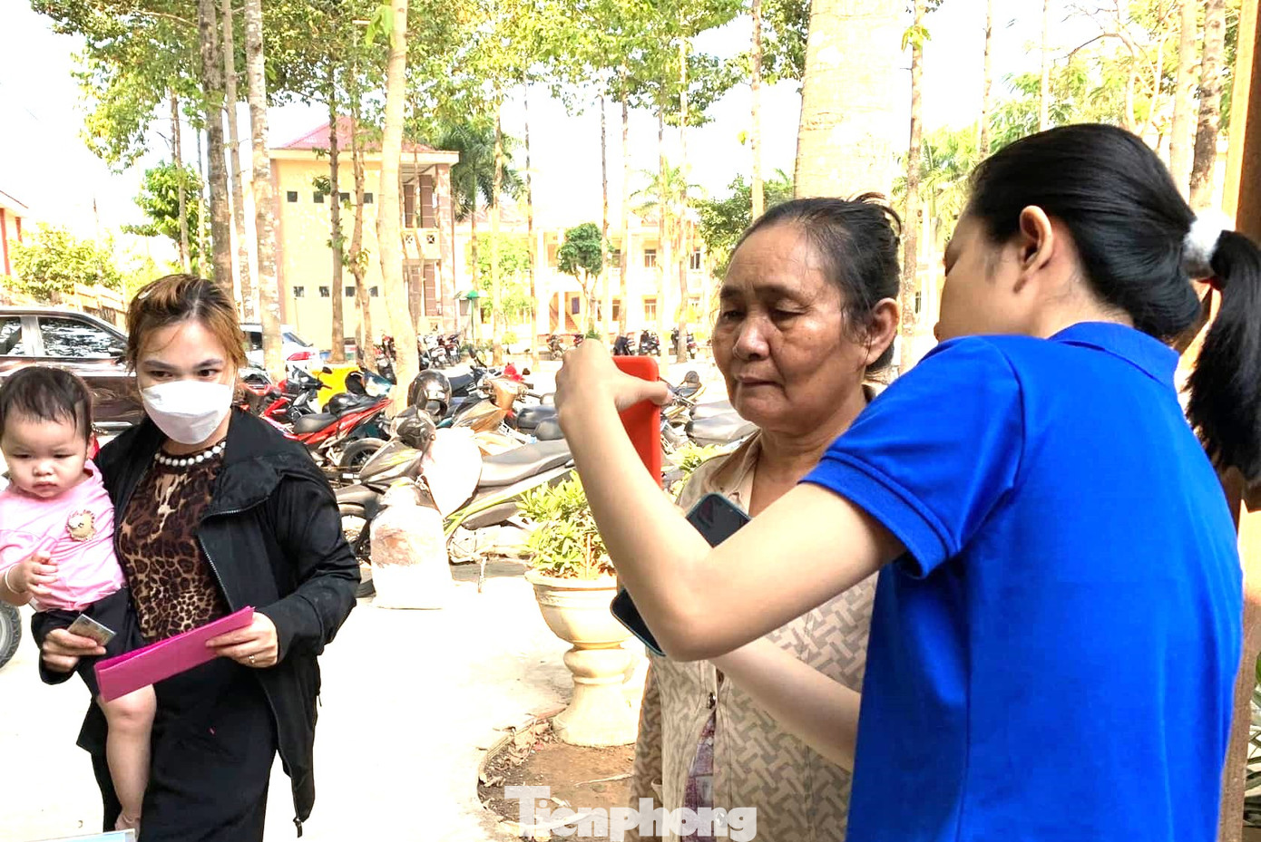 Bình Dương triển khai 25 dịch vụ công thiết yếu, trong đó 100% dịch vụ công do Bộ Công an chủ trì (11/25 dịch vụ công) tiếp nhận hoàn toàn trực tuyến (không tiếp nhận trực tiếp), 14/25 dịch vụ công do các bộ, ngành chủ trì có tỷ lệ hồ sơ dịch vụ công trực tuyến đạt 50%. Bình Dương triển khai 25 dịch vụ công thiết yếu, trong đó 100% dịch vụ công do Bộ Công an chủ trì (11/25 dịch vụ công) tiếp nhận hoàn toàn trực tuyến (không tiếp nhận trực tiếp), 14/25 dịch vụ công do các bộ, ngành chủ trì có tỷ lệ hồ sơ dịch vụ công trực tuyến đạt 50%.