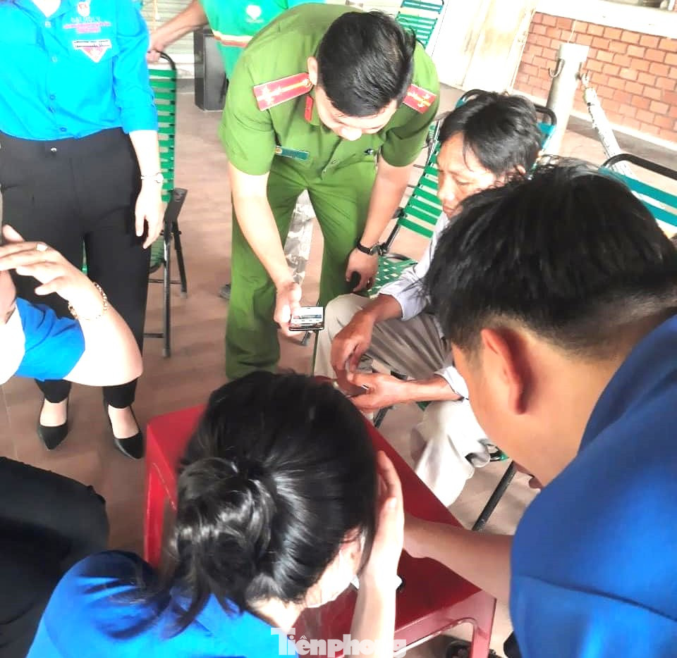 Trước đó, UBND tỉnh Bình Dương ban hành kế hoạch và đề ra mục tiêu tổng số tài khoản định danh điện tử phải kích hoạt thành công đạt 1.005.735 tài khoản, trong đó mức 2 là 138.986 tài khoản; tổng số tài khoản định danh điện tử để đăng nhập vào Cổng Dịch vụ công quốc gia là 330.000 tài khoản. Trước đó, UBND tỉnh Bình Dương ban hành kế hoạch và đề ra mục tiêu tổng số tài khoản định danh điện tử phải kích hoạt thành công đạt 1.005.735 tài khoản, trong đó mức 2 là 138.986 tài khoản; tổng số tài khoản định danh điện tử để đăng nhập vào Cổng Dịch vụ công quốc gia là 330.000 tài khoản.