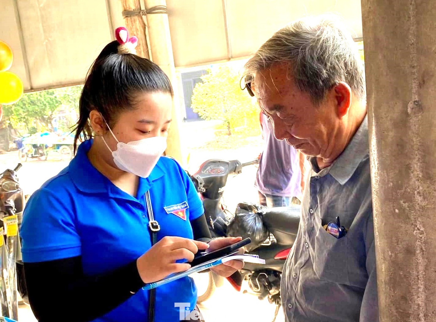 Thanh niên tình nguyện hướng dẫn kích hoạt tài khoản định danh điện tử mức độ 2 trên ứng dụng VneID và các Tổ thanh niên chuyển đổi số cộng đồng. Thanh niên tình nguyện hướng dẫn kích hoạt tài khoản định danh điện tử mức độ 2 trên ứng dụng VneID và các Tổ thanh niên chuyển đổi số cộng đồng.