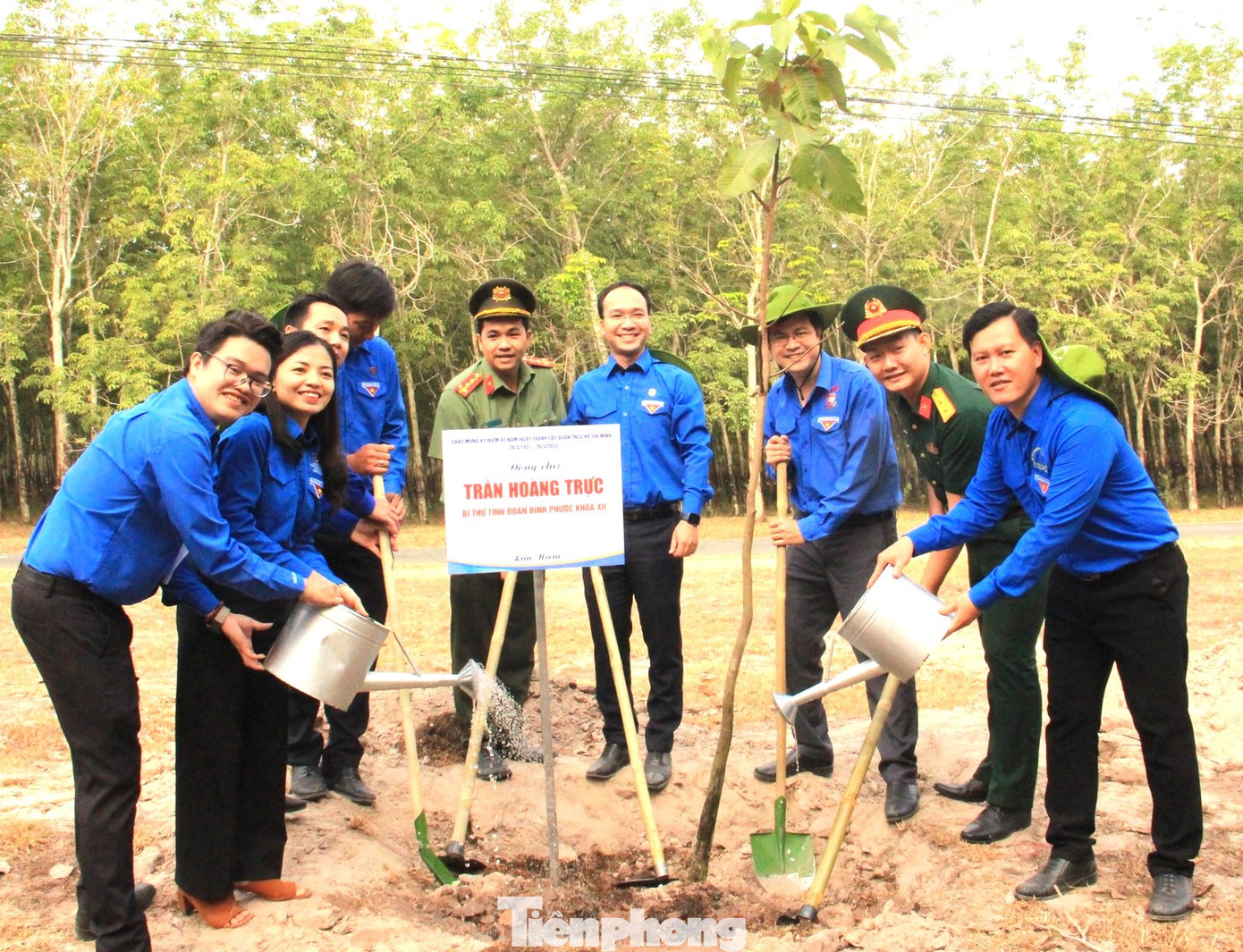 Lãnh đạo Tỉnh Đoàn Bình Phước và Bình Dương trồng cây.