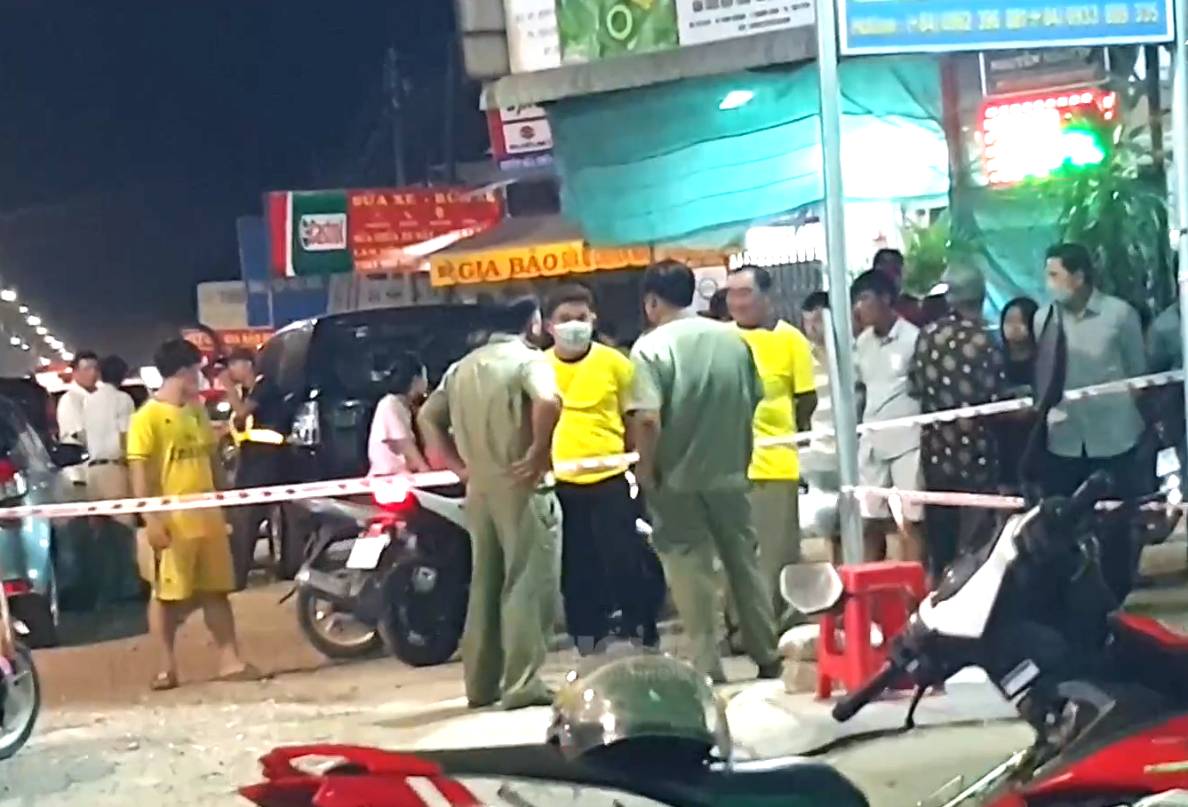 Bên ngoài khu vực hiện trường.