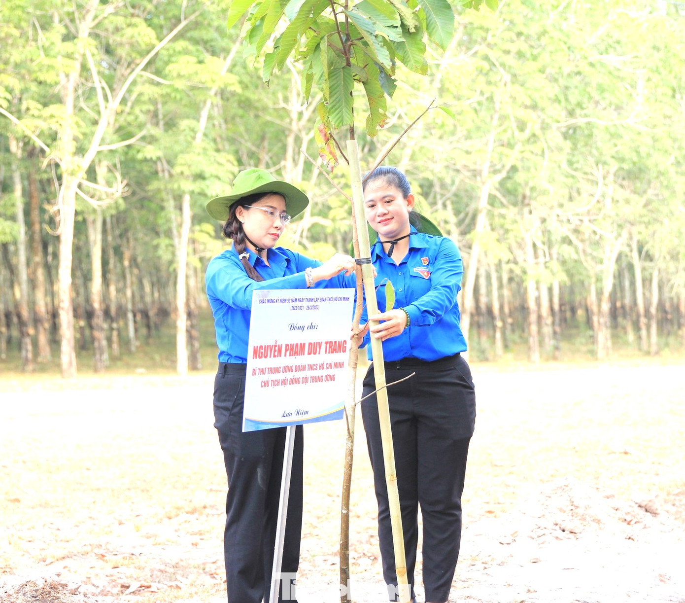Bí thư Trung ương Đoàn Nguyễn Phạm Duy Trang (trái) trồng cây lưu niệm.