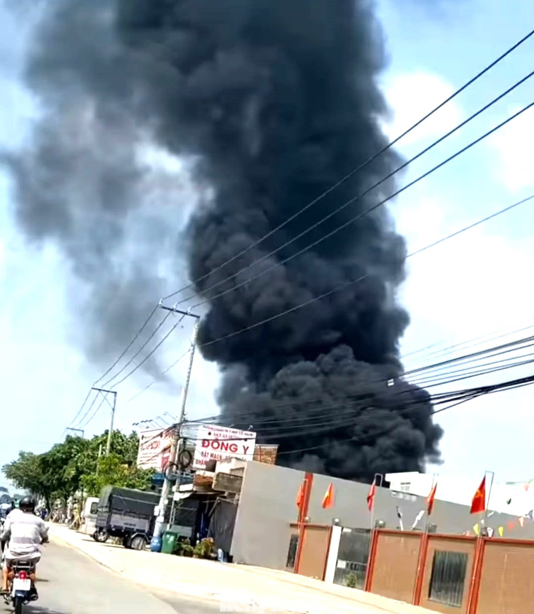 Cột khói cao hàng chục mét. Ảnh CTV Cột khói cao hàng chục mét. Ảnh CTV