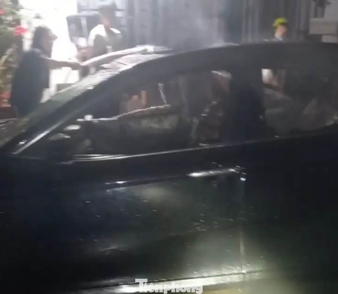 Chiếc ô tô bị bốc cháy Chiếc ô tô bị bốc cháy