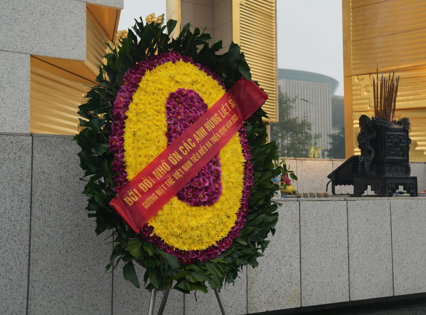 Các đại biểu dâng hương, đặt vòng hoa tưởng niệm các Anh hùng Liệt sỹ tại Đài tưởng niệm các Anh hùng Liệt sĩ, đường Bắc Sơn (Ba Đình, Hà Nội). Các đại biểu dâng hương, đặt vòng hoa tưởng niệm các Anh hùng Liệt sỹ tại Đài tưởng niệm các Anh hùng Liệt sĩ, đường Bắc Sơn (Ba Đình, Hà Nội).