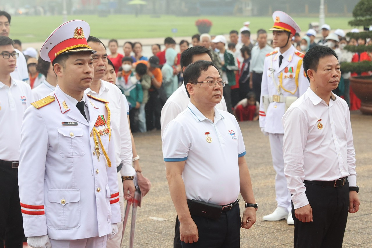 Các đại biểu làm lễ báo công, viếng Lăng Chủ tịch Hồ Chí Minh Các đại biểu làm lễ báo công, viếng Lăng Chủ tịch Hồ Chí Minh