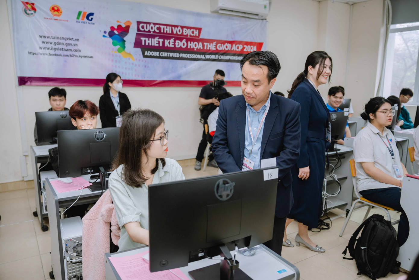 Các đại biểu động viên các thí sinh trước giờ thi. Các đại biểu động viên các thí sinh trước giờ thi.