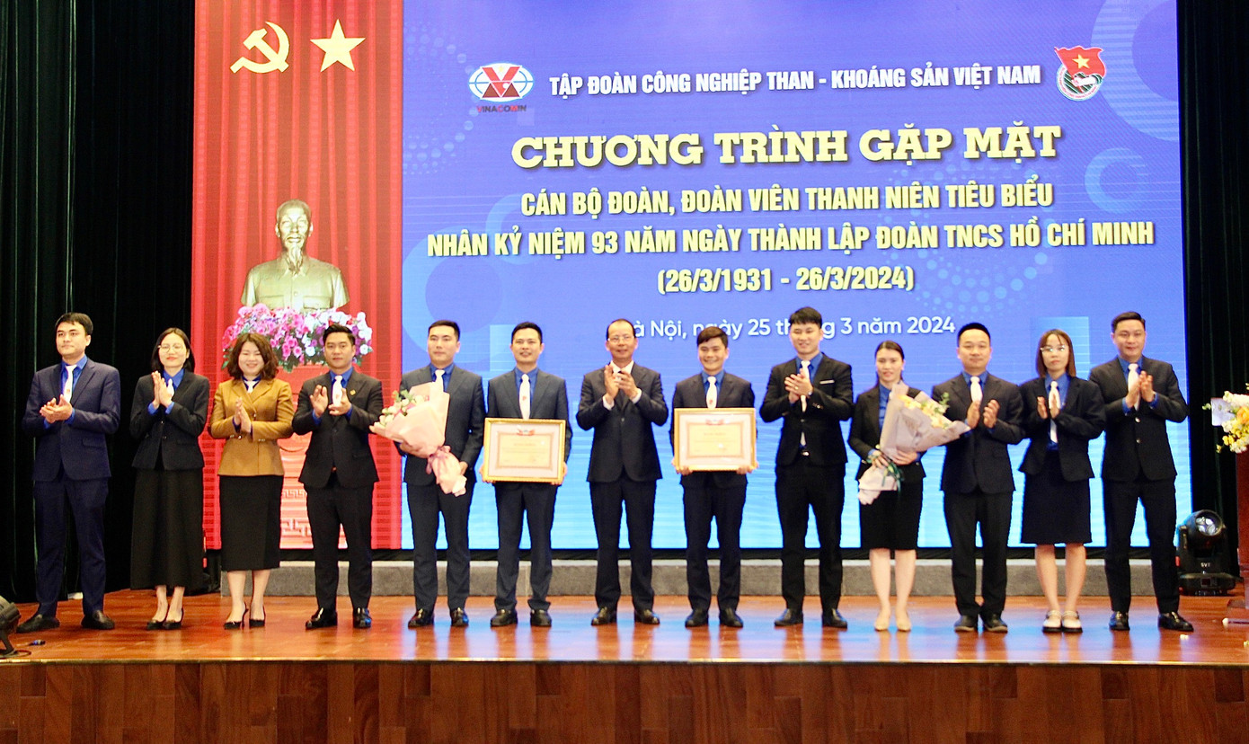 Đoàn Thanh niên Tập đoàn TKV và Đoàn Thanh niên Than Quảng Ninh nhận Bằng khen của Tập đoàn. Ảnh: Quang Dương Đoàn Thanh niên Tập đoàn TKV và Đoàn Thanh niên Than Quảng Ninh nhận Bằng khen của Tập đoàn. Ảnh: Quang Dương