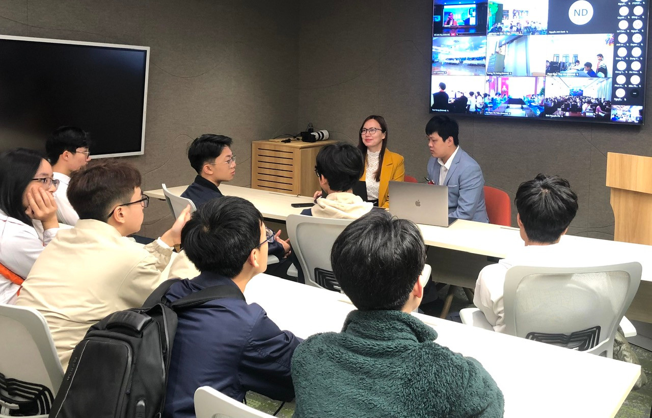 Bạn trẻ tham gia khoá học AI: Khơi nguồn sáng tạo cùng AI tạo sinh. Ảnh: Lưu Trinh