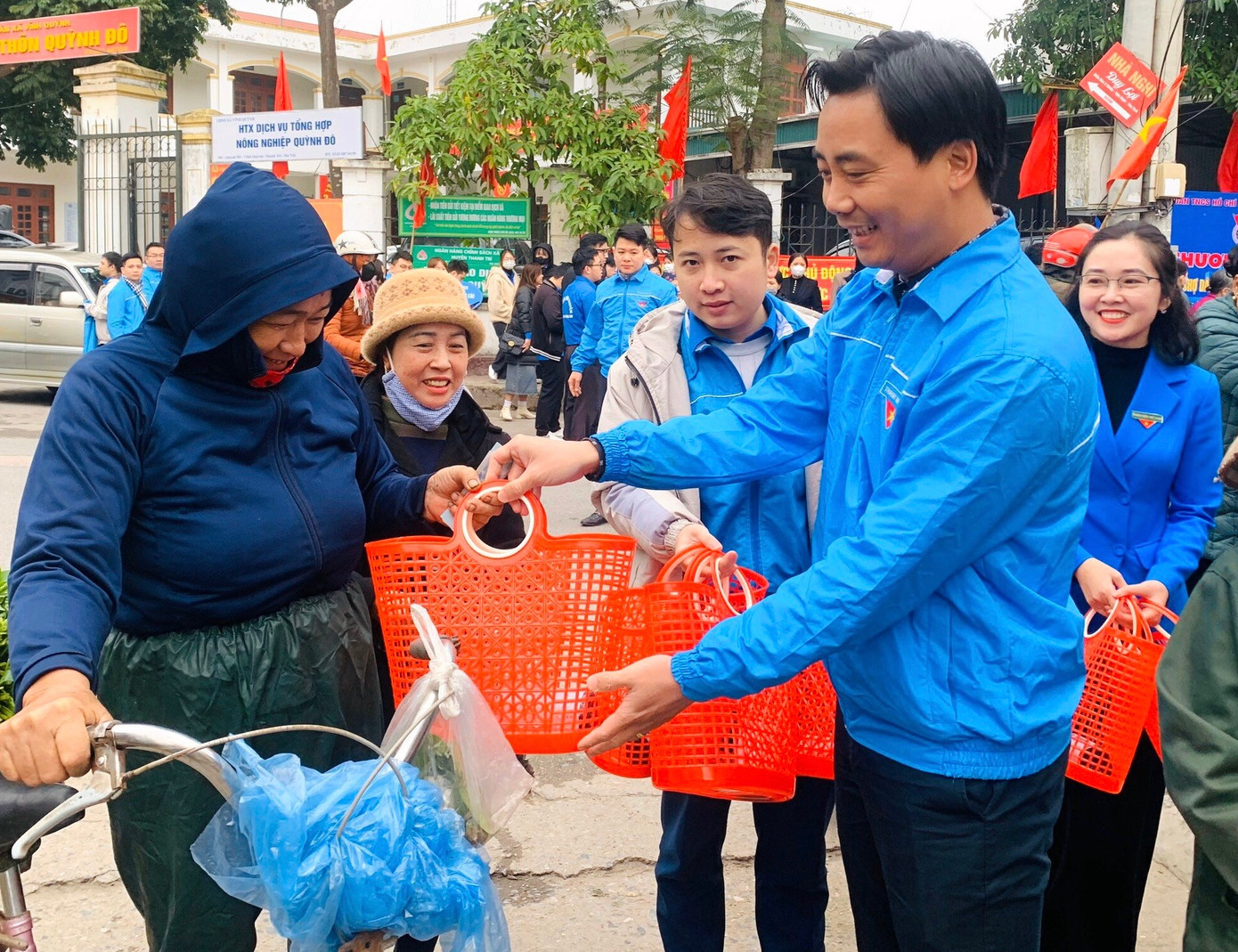 Anh Nguyễn Đức Tiến - Phó Bí thư Thường trực Thành Đoàn, Chủ tịch Hội LHTN TP Hà Nội tặng làn nhựa cho người dân đi chợ thay cho túi ni lông
