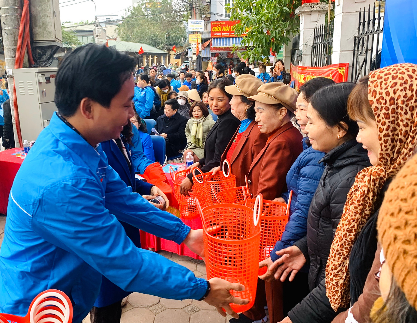 Những chiếc làn nhựa được trao tận tay cho người dân