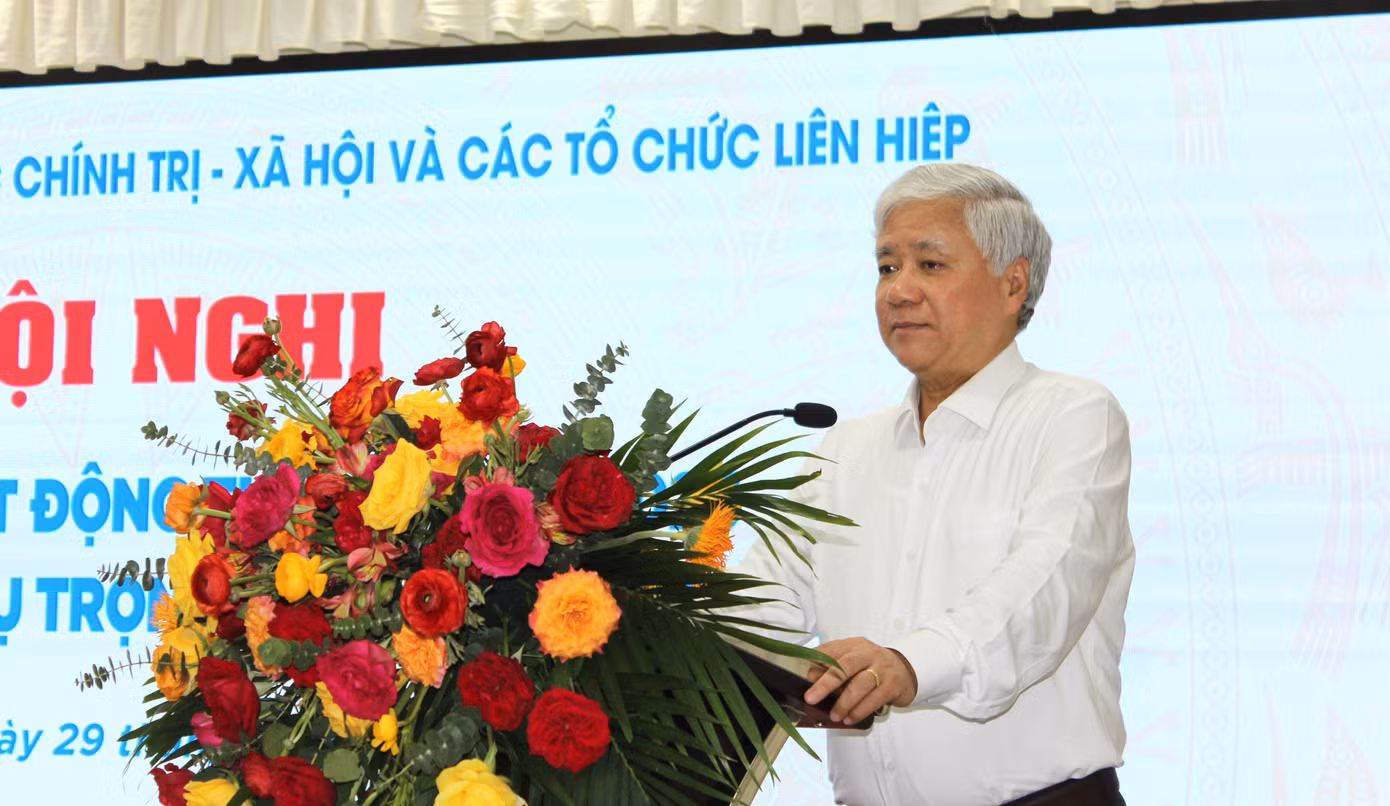 Ông Đỗ Văn Chiến - Bí thư T.Ư Đảng, Chủ tịch Ủy ban T.Ư MTTQ Việt Nam, Khối trưởng Khối Thi đua phát biểu tại Hội nghị
