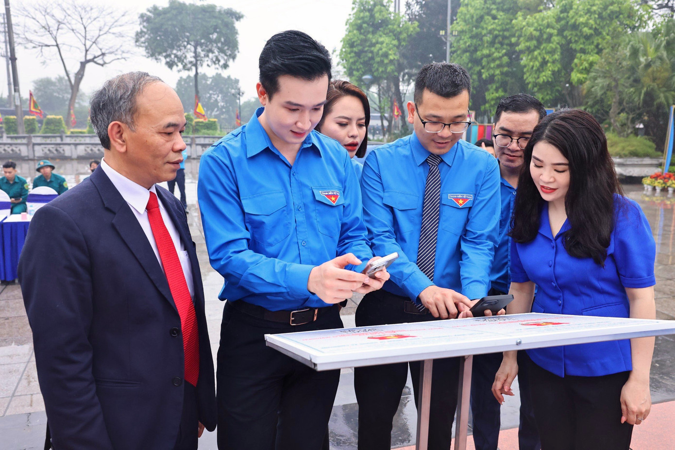 Các đại biểu thử ứng dụng công nghệ VR 360 tại Đền Bà Tấm, xã Dương Xá