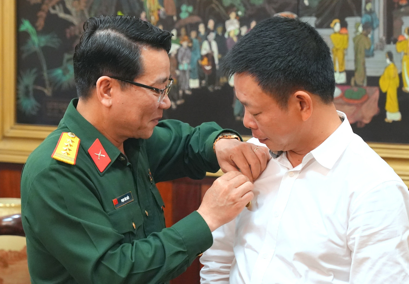 Đại tá Phạm Văn Hiếu trao Huy hiệu Bác Hồ cho nhà báo Lê Xuân Sơn - Tổng Biên tập Báo Tiền Phong, Giám đốc Quỹ Hỗ trợ Tài năng trẻ Việt Nam; nhà báo Phùng Công Sưởng – Phó Tổng Biên tập báo Tiền Phong, Phó Giám đốc Quỹ Hỗ trợ Tài năng trẻ Việt Nam