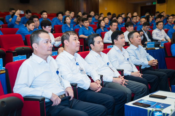 Lãnh đạo Tập đoàn VNPT và đoàn viên thanh niên tham gia buổi đối thoại. Lãnh đạo Tập đoàn VNPT và đoàn viên thanh niên tham gia buổi đối thoại.