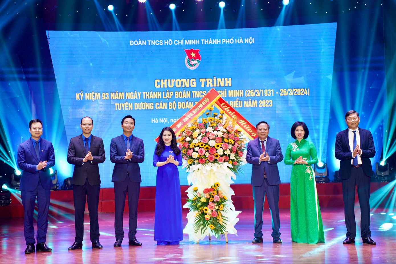 Ông Nguyễn Văn Phong - Phó Bí thư Thành uỷ Hà Nội tặng hoa chúc mừng Thành Đoàn Hà Nội nhân dịp 93 năm ngày thành lập Đoàn. Ông Nguyễn Văn Phong - Phó Bí thư Thành uỷ Hà Nội tặng hoa chúc mừng Thành Đoàn Hà Nội nhân dịp 93 năm ngày thành lập Đoàn.