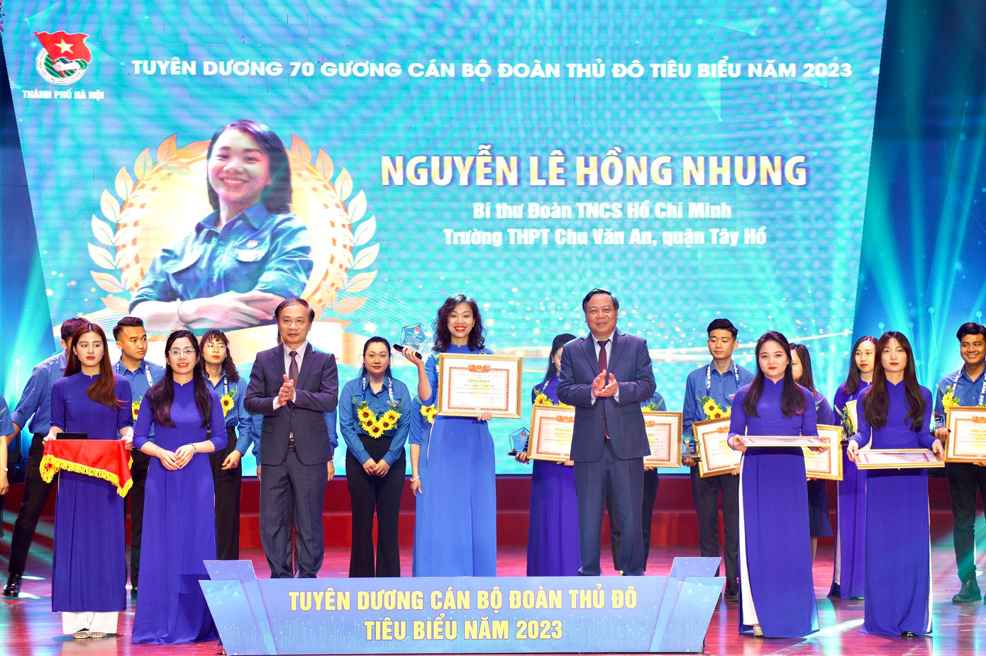 Ông Phạm Tất Thắng – Phó Trưởng ban thường trực Ban Dân vận T.Ư (bên trái) và ông Nguyễn Văn Phong – Phó Bí thư Thành uỷ Hà Nội trao tặng khen thưởng cán bộ Đoàn tiêu biểu Thủ đô năm 2023 Ông Phạm Tất Thắng – Phó Trưởng ban thường trực Ban Dân vận T.Ư (bên trái) và ông Nguyễn Văn Phong – Phó Bí thư Thành uỷ Hà Nội trao tặng khen thưởng cán bộ Đoàn tiêu biểu Thủ đô năm 2023