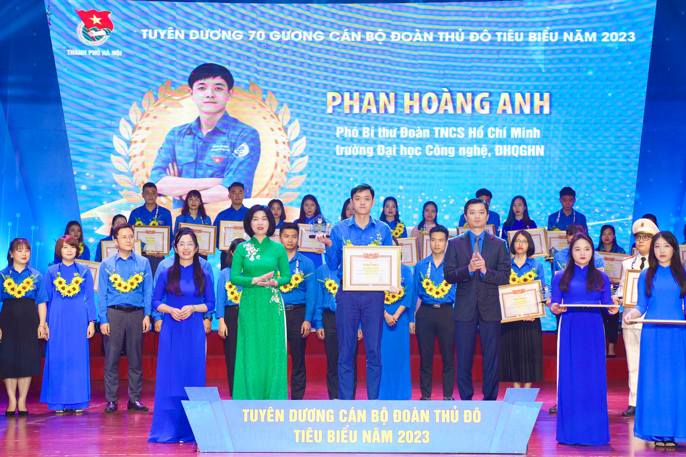 Anh Nguyễn Minh Triết – Bí thư T.Ư Đoàn, Chủ tịch T.Ư Hội SVVN trao tặng khen thưởng cán bộ Đoàn tiêu biểu Thủ đô năm 2023 Anh Nguyễn Minh Triết – Bí thư T.Ư Đoàn, Chủ tịch T.Ư Hội SVVN trao tặng khen thưởng cán bộ Đoàn tiêu biểu Thủ đô năm 2023