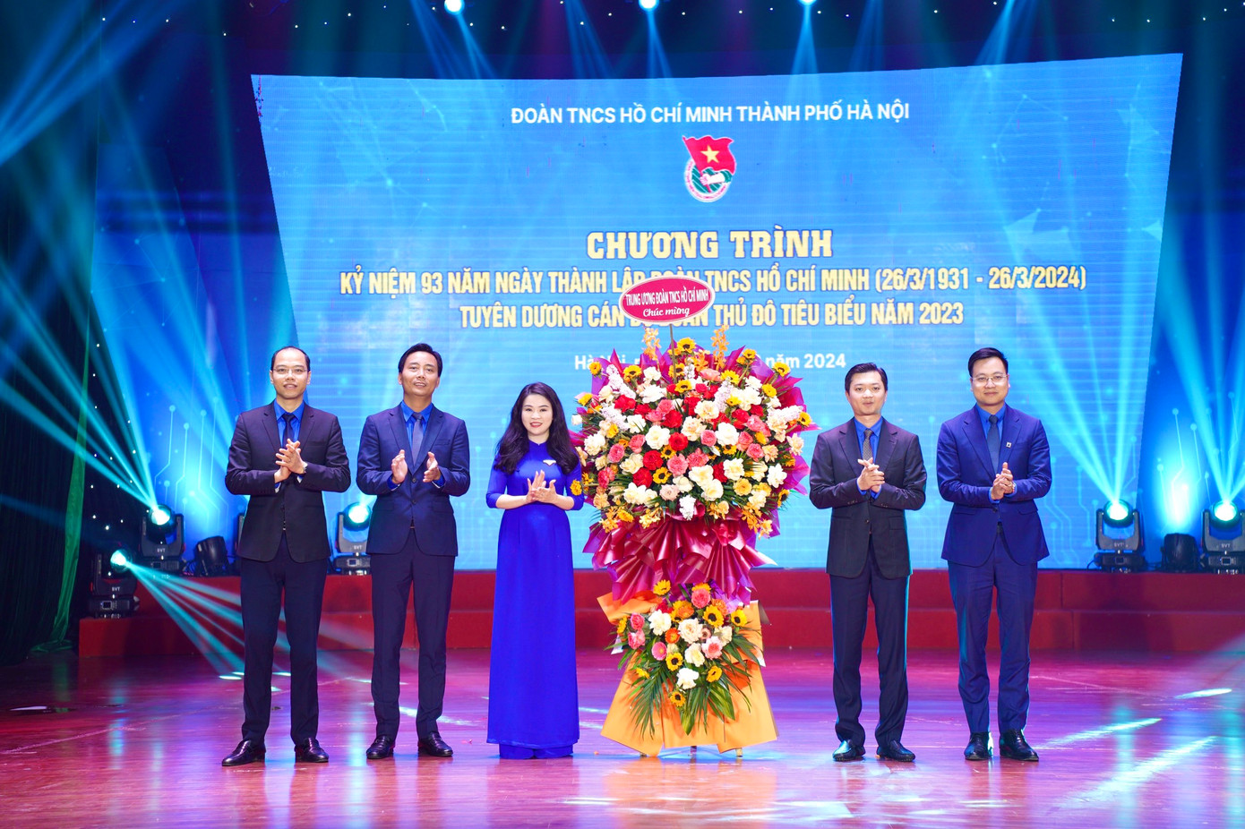 Anh Nguyễn Minh Triết – Bí thư T.Ư Đoàn, Chủ tịch T.Ư Hội SVVN tặng hoa chúc mừng Thành Đoàn Hà Nội nhân dịp 93 năm Ngày thành lập Đoàn. Anh Nguyễn Minh Triết – Bí thư T.Ư Đoàn, Chủ tịch T.Ư Hội SVVN tặng hoa chúc mừng Thành Đoàn Hà Nội nhân dịp 93 năm Ngày thành lập Đoàn.