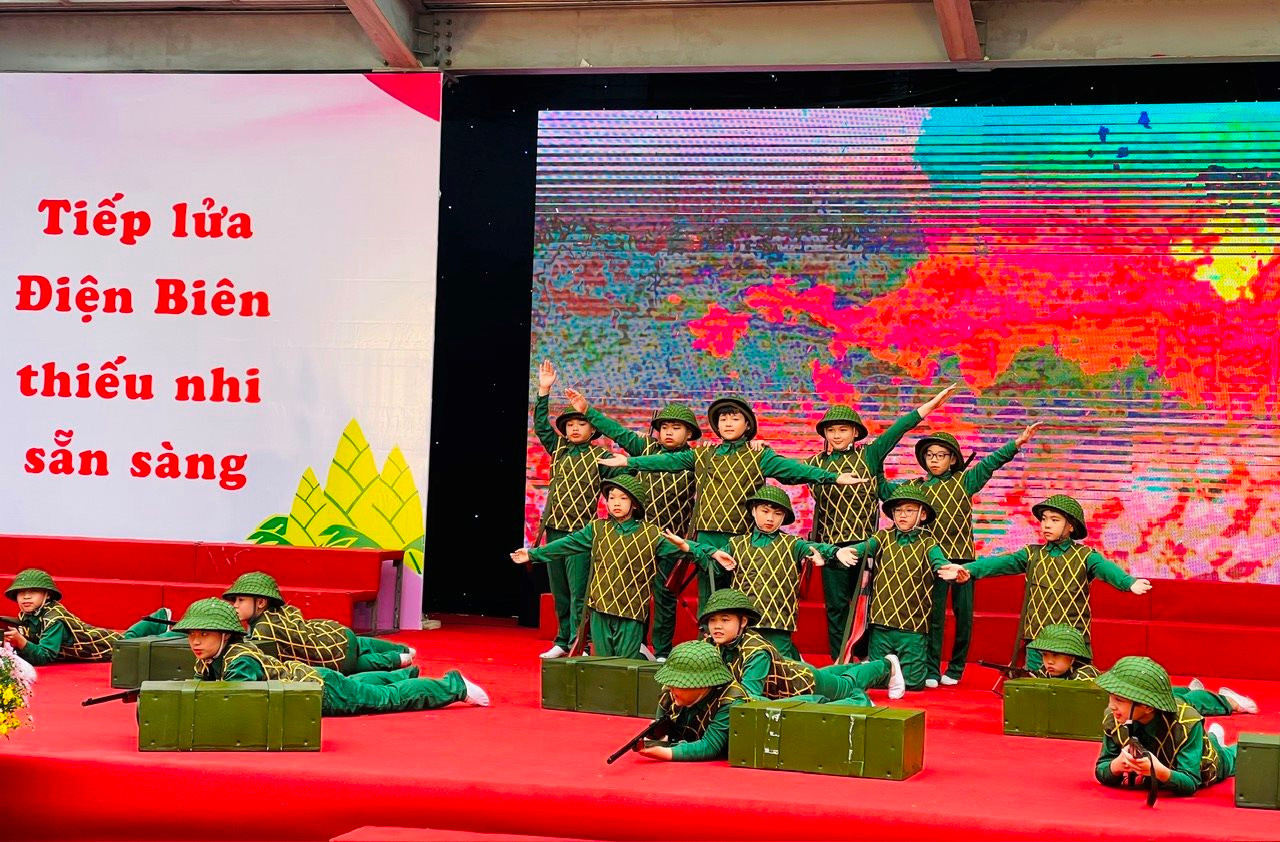 Phần trình diễn sân khấu hóa Liên hoan "Chiến sĩ nhỏ Điện Biên" của đội viên, học sinh Liên đội Trường Tiểu học Phú Thượng.