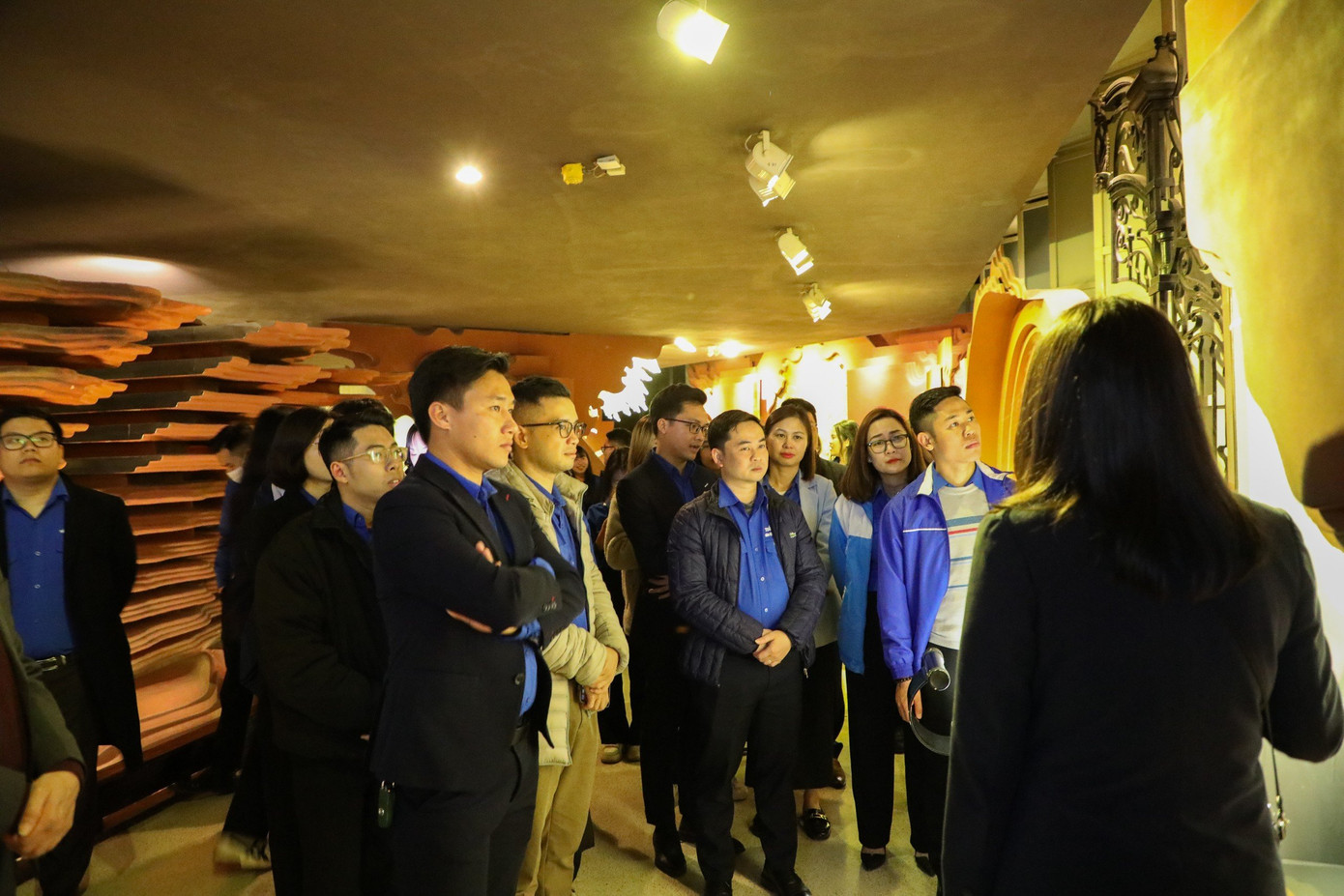 Đoàn Thanh niên ĐHQG Hà Nội tham quan, tìm hiểu về các hiện vật lịch sử tại Bảo tàng Hồ Chí Minh. Đoàn Thanh niên ĐHQG Hà Nội tham quan, tìm hiểu về các hiện vật lịch sử tại Bảo tàng Hồ Chí Minh.