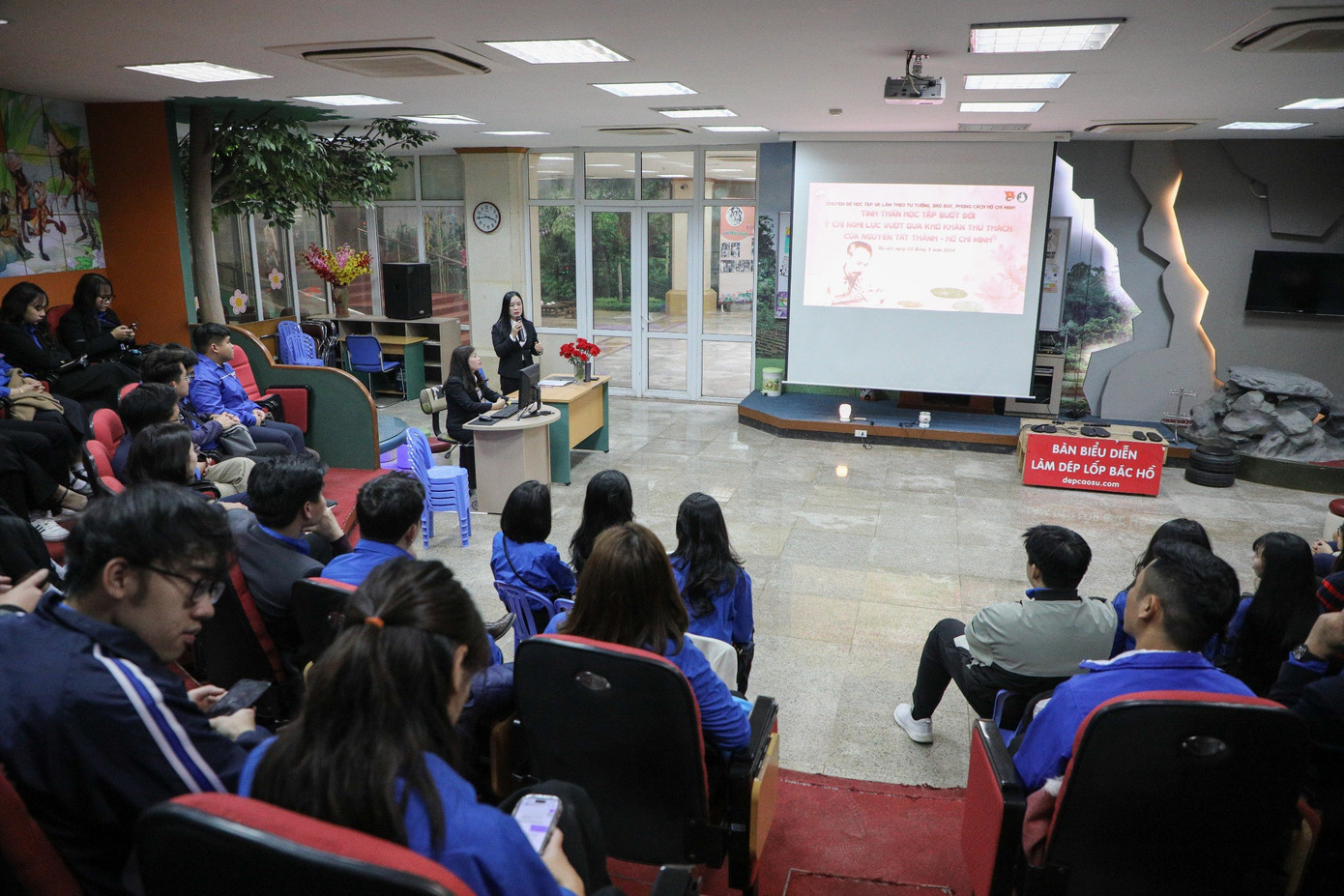 Các đoàn viên, thanh niên học tập chuyên đề “Người đi tìm hình của Nước” tại Bảo tàng Hồ Chí Minh Các đoàn viên, thanh niên học tập chuyên đề “Người đi tìm hình của Nước” tại Bảo tàng Hồ Chí Minh