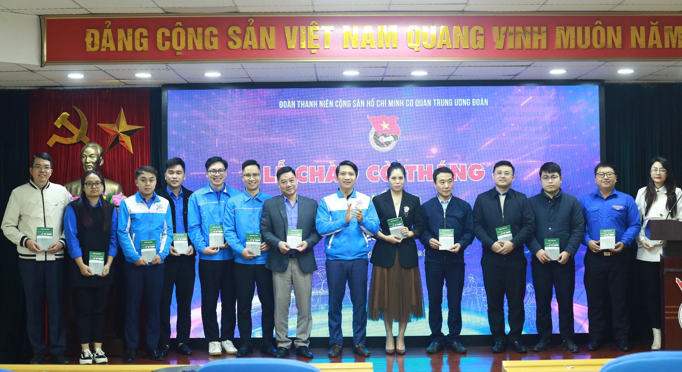 Anh Nguyễn Ngọc Lương – Bí thư thường trực T.Ư Đoàn, Chủ tịch T.Ư Hội LHTN Việt Nam tặng sách "Chân dung anh hùng Lý Tự Trọng qua những tư liệu lịch sử" cho các cán bộ có sinh nhật trong tháng 3 Anh Nguyễn Ngọc Lương – Bí thư thường trực T.Ư Đoàn, Chủ tịch T.Ư Hội LHTN Việt Nam tặng sách "Chân dung anh hùng Lý Tự Trọng qua những tư liệu lịch sử" cho các cán bộ có sinh nhật trong tháng 3