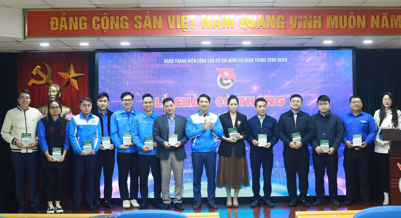 Anh Nguyễn Ngọc Lương – Bí thư thường trực T.Ư Đoàn, Chủ tịch T.Ư Hội LHTN Việt Nam tặng sách "Chân dung anh hùng Lý Tự Trọng qua những tư liệu lịch sử" cho các cán bộ có sinh nhật trong tháng 3 Anh Nguyễn Ngọc Lương – Bí thư thường trực T.Ư Đoàn, Chủ tịch T.Ư Hội LHTN Việt Nam tặng sách "Chân dung anh hùng Lý Tự Trọng qua những tư liệu lịch sử" cho các cán bộ có sinh nhật trong tháng 3