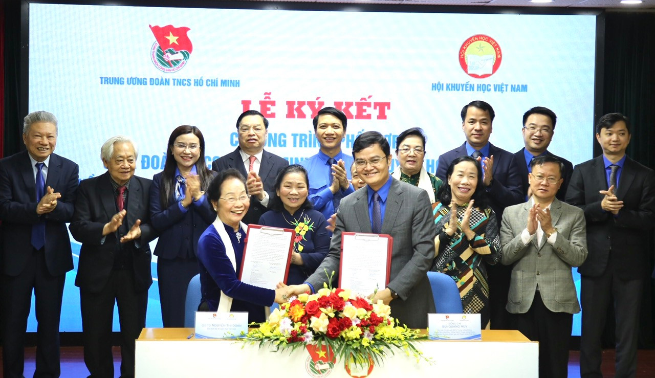 Bà Nguyễn Thị Doan - nguyên Phó Chủ tịch nước, Chủ tịch T.Ư Hội Khuyến học Việt Nam và anh Bùi Quang Huy - Ủy viên dự khuyết T.Ư Đảng, Bí thư thứ nhất T.Ư Đoàn, Chủ nhiệm UBQG về Thanh niên Việt Nam ký kết chương trình phối hợp. Ảnh: Bảo Anh