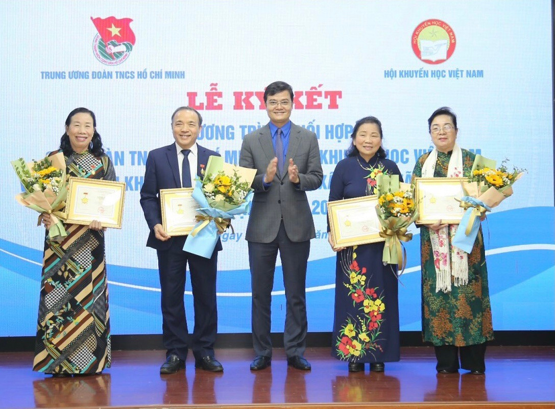 Anh Bùi Quang Huy - Ủy viên dự khuyết T.Ư Đảng, Bí thư thứ nhất T.Ư Đoàn, Chủ nhiệm UBQG về Thanh niên Việt Nam trao tặng Kỷ niệm chương “Vì thế hệ trẻ” cho 4 cán bộ Hội Khuyến học Việt Nam. Ảnh: Bảo Anh