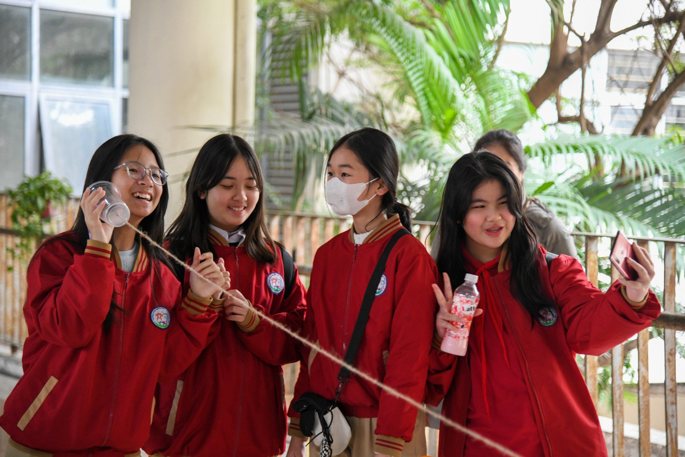 Các em học sinh thích thú tham gia trải nghiệm khoa học thú vị tại Science Fair