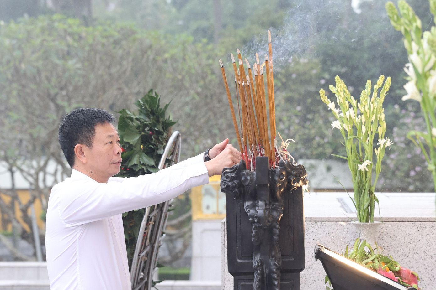 Các đại biểu dâng hương, đặt vòng hoa tưởng niệm các Anh hùng Liệt sỹ tại Đài tưởng niệm các Anh hùng Liệt sĩ, đường Bắc Sơn (Ba Đình, Hà Nội). Các đại biểu dâng hương, đặt vòng hoa tưởng niệm các Anh hùng Liệt sỹ tại Đài tưởng niệm các Anh hùng Liệt sĩ, đường Bắc Sơn (Ba Đình, Hà Nội).