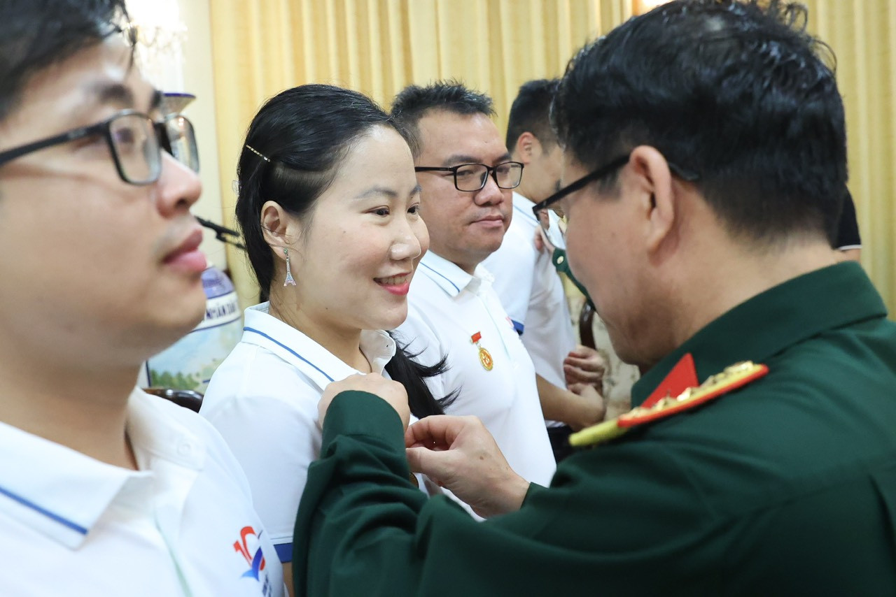 Đại tá Phạm Văn Hiếu trao Huy hiệu Bác Hồ cho Gương mặt trẻ Việt Nam tiêu biểu và triển vọng năm 2023