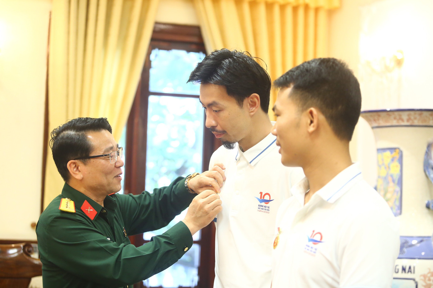 Đại tá Phạm Văn Hiếu trao Huy hiệu Bác Hồ cho Gương mặt trẻ Việt Nam tiêu biểu và triển vọng năm 2023