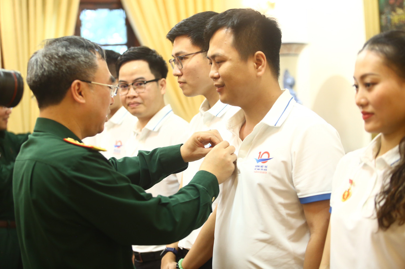 Đại tá Phạm Văn Hiếu trao Huy hiệu Bác Hồ cho Gương mặt trẻ Việt Nam tiêu biểu và triển vọng năm 2023