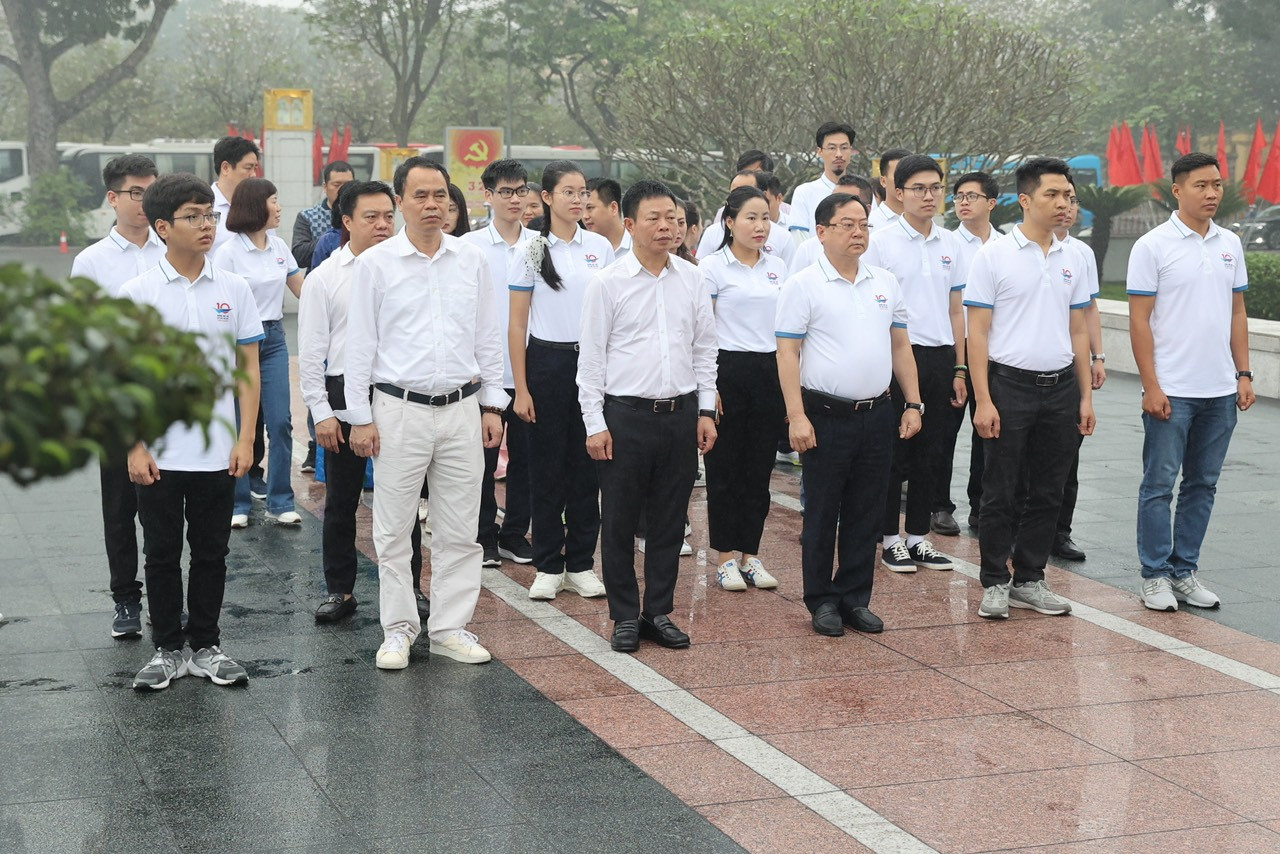 Các đại biểu dâng hương, đặt vòng hoa tưởng niệm các Anh hùng Liệt sỹ tại Đài tưởng niệm các Anh hùng Liệt sĩ, đường Bắc Sơn (Ba Đình, Hà Nội). Các đại biểu dâng hương, đặt vòng hoa tưởng niệm các Anh hùng Liệt sỹ tại Đài tưởng niệm các Anh hùng Liệt sĩ, đường Bắc Sơn (Ba Đình, Hà Nội).