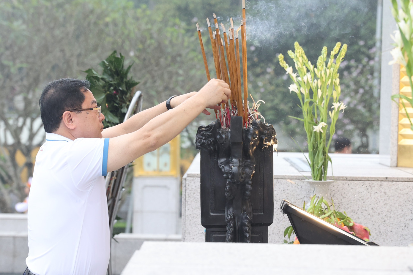 Các đại biểu dâng hương, đặt vòng hoa tưởng niệm các Anh hùng Liệt sỹ tại Đài tưởng niệm các Anh hùng Liệt sĩ, đường Bắc Sơn (Ba Đình, Hà Nội). Các đại biểu dâng hương, đặt vòng hoa tưởng niệm các Anh hùng Liệt sỹ tại Đài tưởng niệm các Anh hùng Liệt sĩ, đường Bắc Sơn (Ba Đình, Hà Nội).