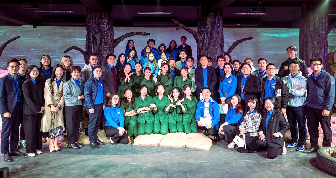 Đoàn viên, thanh niên ĐHQG Hà Nội trải nghiệm đêm diễn đầy cảm xúc qua vở diễn “Huyền thoại tuổi thanh xuân”. Đoàn viên, thanh niên ĐHQG Hà Nội trải nghiệm đêm diễn đầy cảm xúc qua vở diễn “Huyền thoại tuổi thanh xuân”.