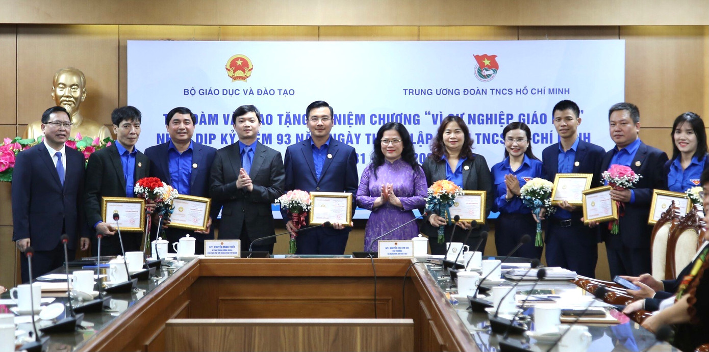 Thứ trưởng Bộ GD&amp;ĐT Nguyễn Thị Kim Chi trao tặng Kỷ niệm chương Vì sự nghiệp giáo dục cho cán bộ các ban, đơn vị trực thuộc T.Ư Đoàn.