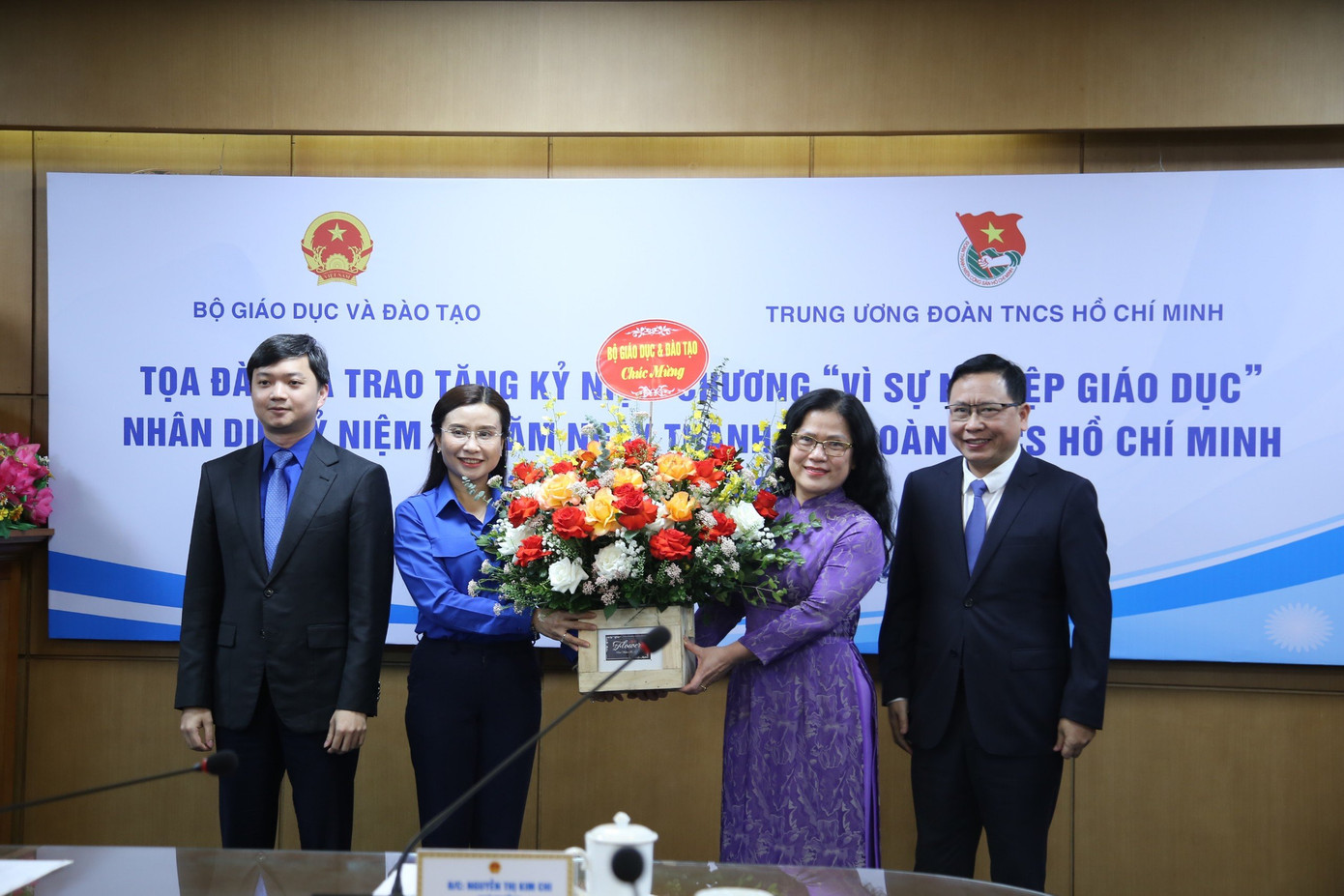 Thứ trưởng Bộ GD&amp;ĐT Nguyễn Thị Kim Chi (thứ 2, từ phải sang) tặng hoa chúc mừng Đoàn TNCS Hồ Chí Minh nhân dịp kỷ niệm 93 năm ngày thành lập Đoàn.