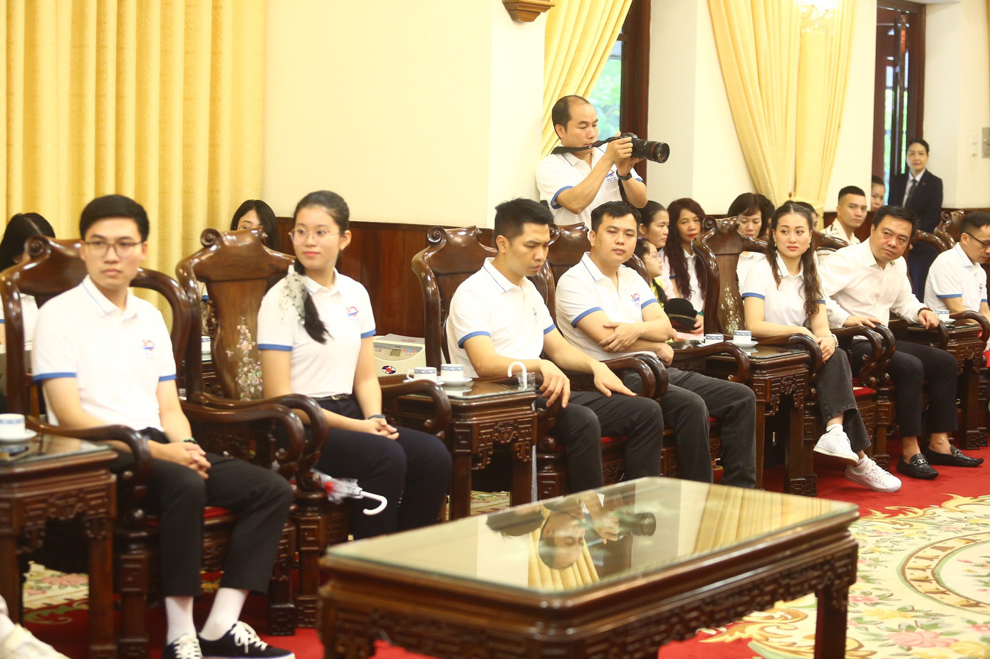 Các đại biểu xem phim tư liệu về Bác Hồ