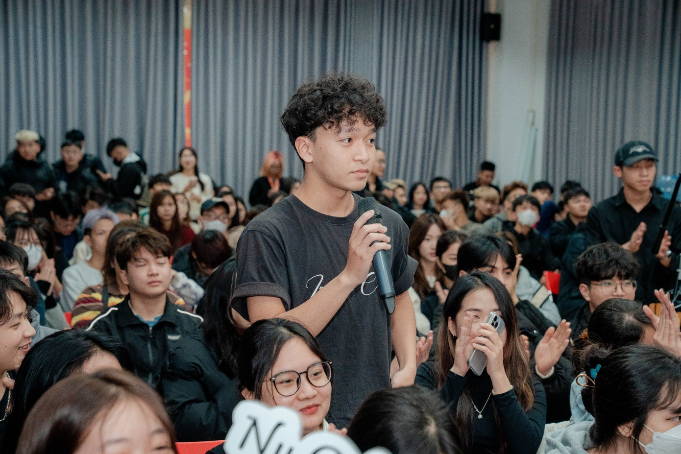 Các bạn trẻ đặt câu hỏi giao lưu với đạo diễn Blonde Nguyễn