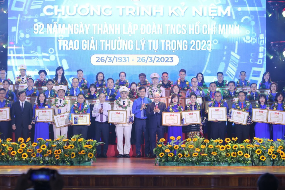 Các cán bộ Đoàn tiêu biểu nhận Giải thưởng Lý Tự Trọng năm 2023