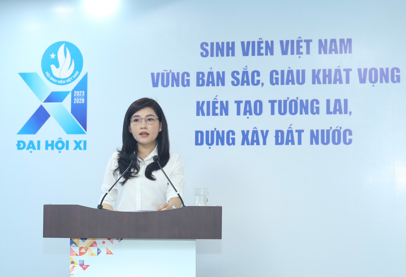 Chị Hồ Hồng Nguyên - Trưởng ban Thanh niên Trường học T.Ư Đoàn, Phó Chủ tịch thường trực T.Ư Hội SVVN trao đổi chuyên đề “Phong trào “Sinh viên 5 tốt” nhiệm kỳ 2023 - 2028”. Ảnh: Bảo Anh