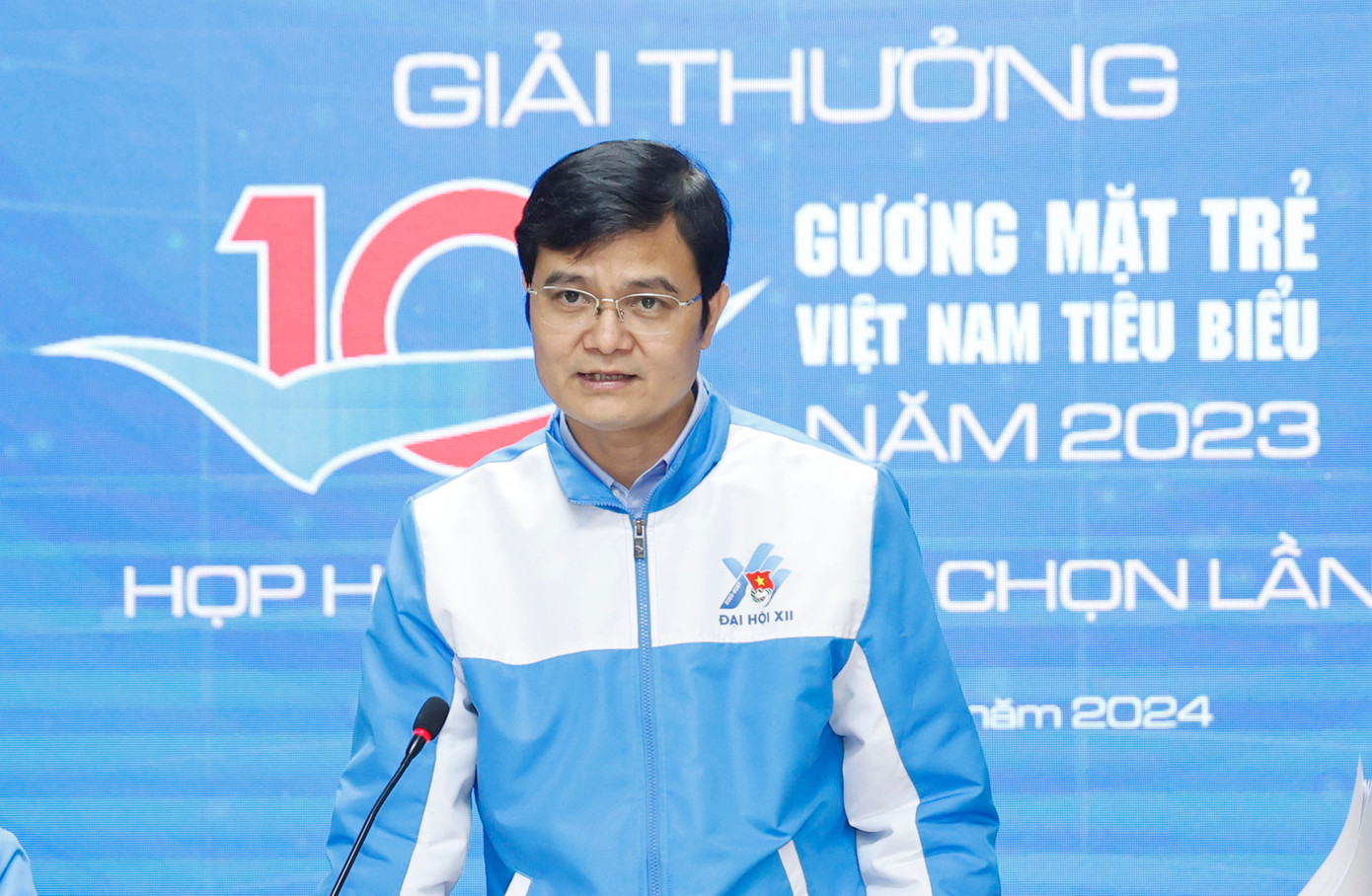 Anh Bùi Quang Huy - Ủy viên dự khuyết T.Ư Đảng, Bí thư thứ nhất T.Ư Đoàn, Chủ nhiệm UBQG về Thanh niên Việt Nam, Chủ tịch Hội đồng Giải thưởng phát biểu tại phiên họp Hội đồng lần 2 Anh Bùi Quang Huy - Ủy viên dự khuyết T.Ư Đảng, Bí thư thứ nhất T.Ư Đoàn, Chủ nhiệm UBQG về Thanh niên Việt Nam, Chủ tịch Hội đồng Giải thưởng phát biểu tại phiên họp Hội đồng lần 2