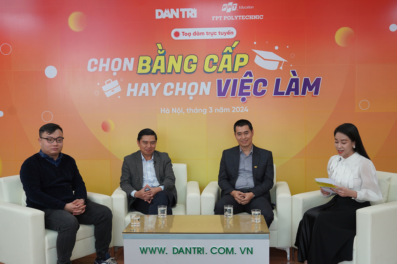 Các chuyên gia chia sẻ tại buổi toạ đàm Các chuyên gia chia sẻ tại buổi toạ đàm